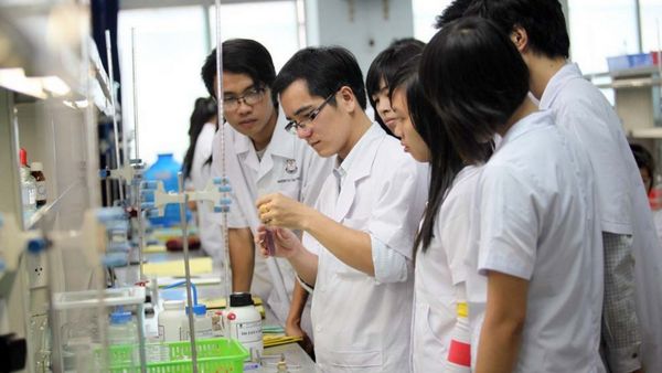 Ngành Dược học bao nhiêu năm? Lộ trình học và cơ hội nghề nghiệp Ngành Dược học bao nhiêu năm