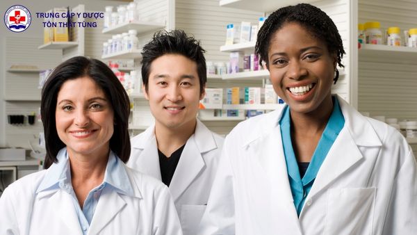 Học Đại học Dược ra làm gì? Cơ hội việc làm và hướng phát triển học đại học dược ra làm gì