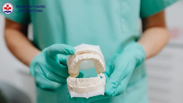 Điều dưỡng nha khoa là làm gì? Công việc thực tế và lộ trình học điều dưỡng nha khoa là làm gì