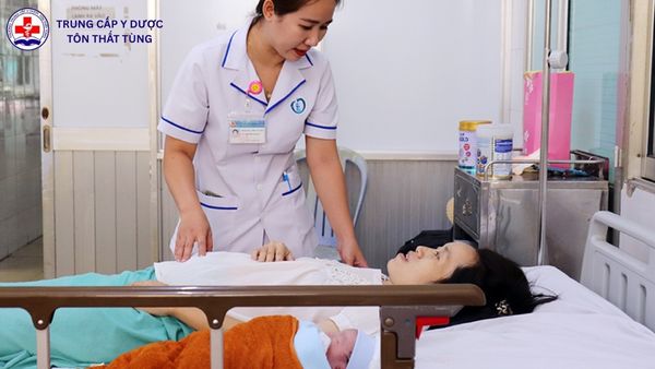 nhiệm vụ của nữ hộ sinh tại trạm y tế